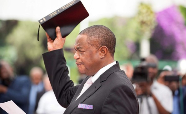 El autor del golpe contra Mugabe jura cargo como vicepresidente de Zimbabue