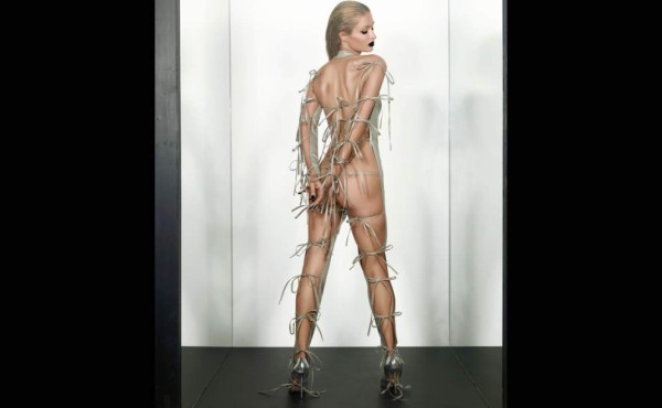 Paris Hilton se atreve a presumir sus curvas