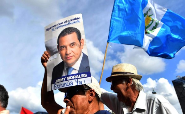Guatemaltecos bloquean vias para exigir renuncia de presidente
