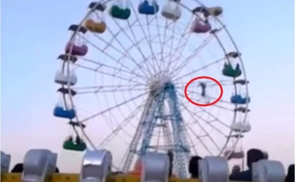 Madre e hijo mueren tras caer desde una rueda de la fortuna