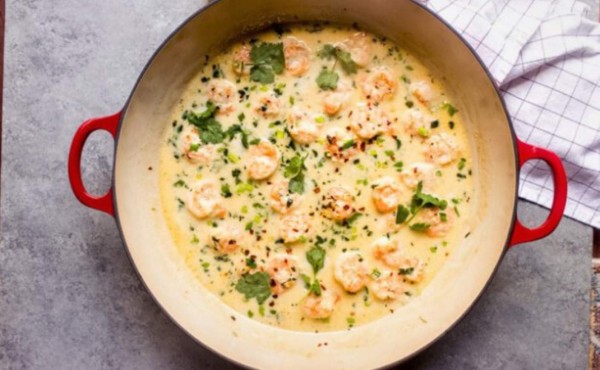 Camarones al ajillo con crema de coco