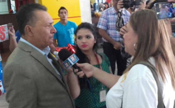 Misael Argeñal al momento de su llegada al aeropuerto brindó entrevistas a los periodistas.