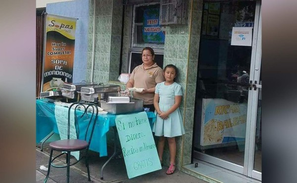 Familia sampedrana regala comida a indigentes