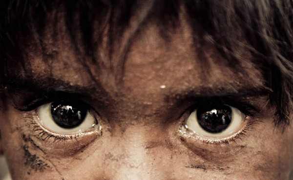 La foto de una niña bebiendo de un charco conmueve en las redes