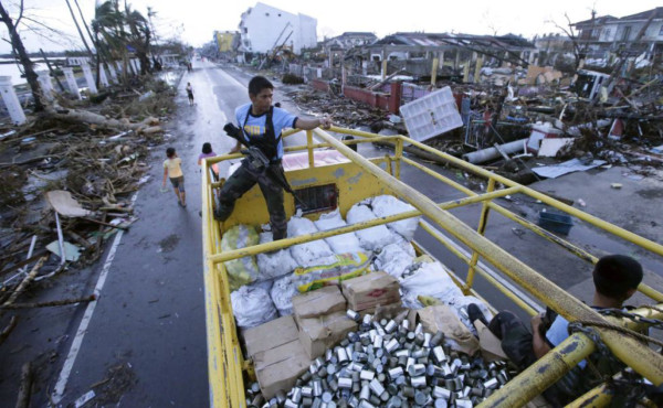 Filipinas: Miles buscan agua en medio de los cadáveres y el desastre