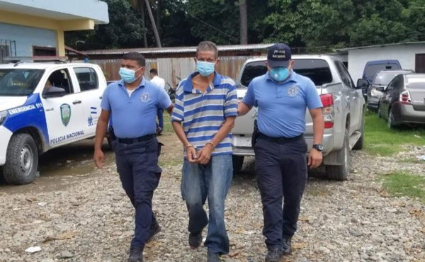 Cae sospechoso de estrangular, quemar y enterrar a su hermano en el patio de su casa