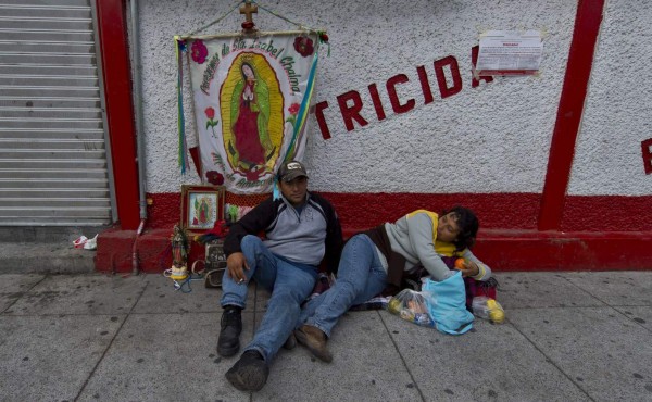 Mexicanos le rinden tributo a la virgen de Guadalupe