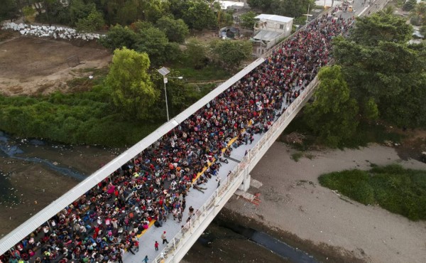 Nuevos miembros de caravana migrante se agolpan en frontera Guatemala-México