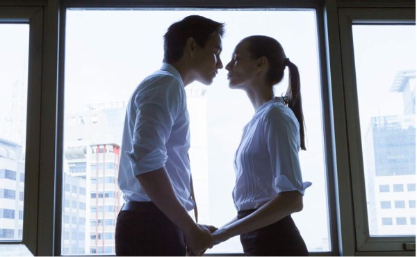 Le gusta mucho una compañera de la oficina