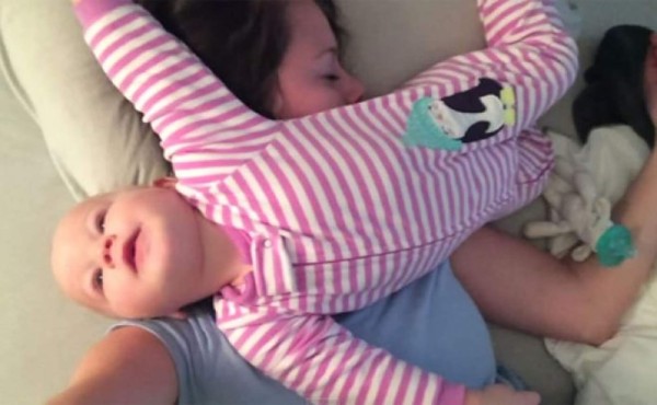 El video donde una bebé no deja dormir a su madre supera los dos millones de reproducciones en menos de una semana. Foto YouTube.