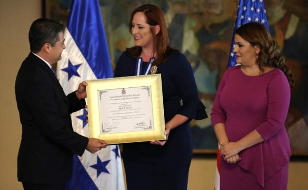 Heide Fulton es condecorada por el Gobierno de Honduras