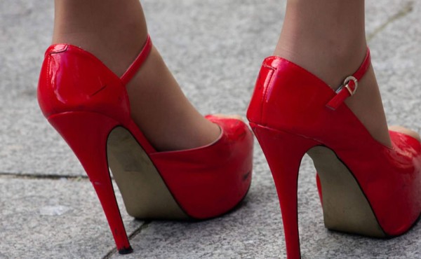 Andar en tacones le costó la vida a su bebé de 6 meses