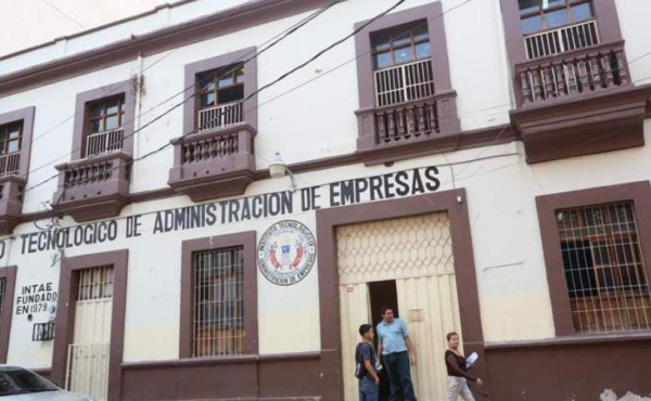 Pagan más de 700 mil lempiras a maestra que no dio clases