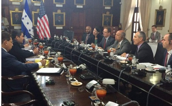 JOH y Secretario de Seguridad de EUA analizan el combate de red de tráfico de personas