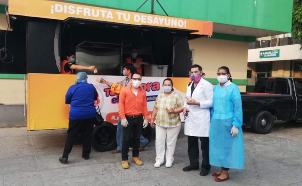 Personal de primera línea en Hospital de Seguro Social recibe desayunos de parte de Loto