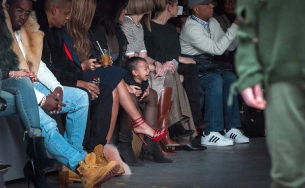 Hija de Kim Kardashian rompe en llanto en pasarela