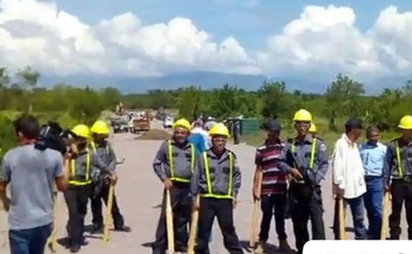 Un herido de bala y un carro incendiado deja protesta contra minera en Colón