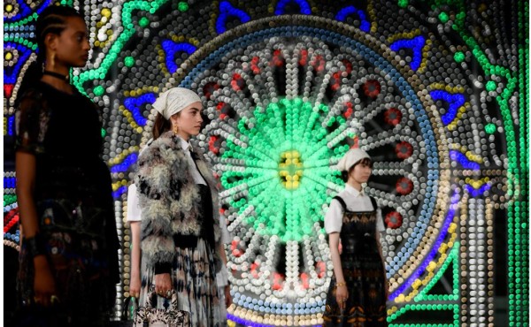 Luces y catarsis en el primer desfile de Dior posepidemia en Italia