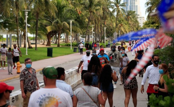 Florida celebra el 4 de julio con restricciones y nuevo récord de COVID-19