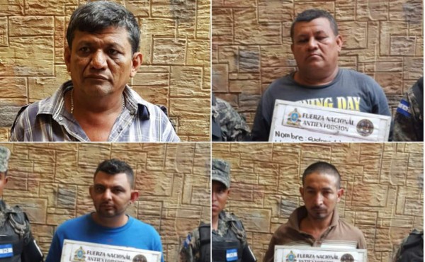 Los cuatro detenidos en la imagen fueron localizados en el departamento de Copán, zona occidente, cuando llevaban supuestamente a 82 migrantes hacia EUA.