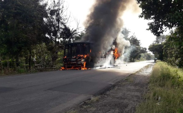 VIDEO: Incendian bus de la empresa de Transportes Mirna en Tocoa, Colón