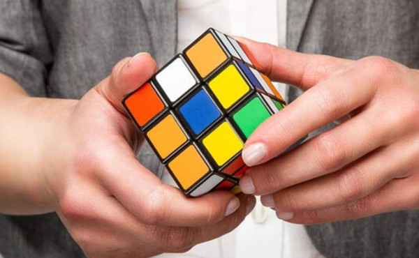 Video viral: el truco para resolver el cubo de Rubik en segundos
