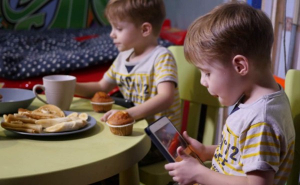 Cenar tarde y usar el celular o tablet antes de dormir influye en la salud de los niños
