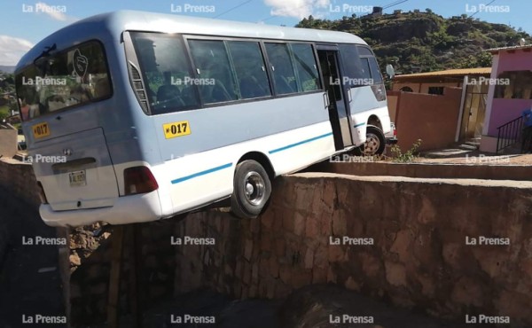 Conductor de bus se salva de caer a un abismo con su vehículo