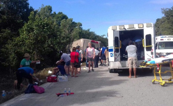 Al menos once turistas mueren en accidente en carretera de México