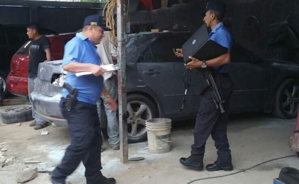 En talleres, autolotes y yónkeres buscan vehículos robados