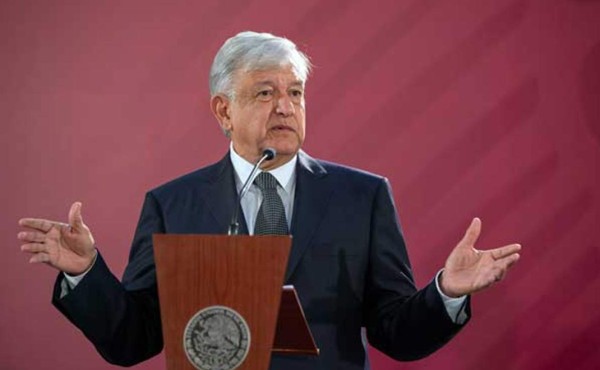 AMLO pide a Zuckerberg ayudar para ampliar red de internet en México