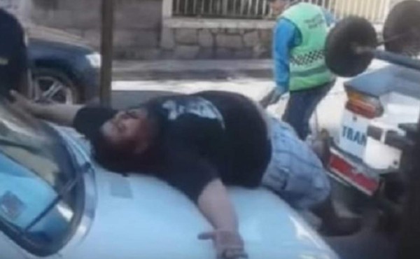 Finge un ataque de nervios para que no le lleve el auto la grúa