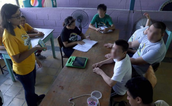 Con aporte de los padres sostienen escuela para niños con retos especiales