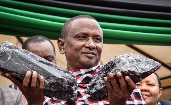 Un minero de Tanzania se hace millonario tras descubrir dos trozos gigantes de tanzanita