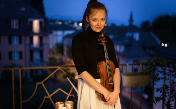 La violinista Alexandra Conunova 'salva almas' desde su balcón en Suiza