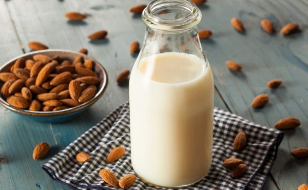 Los grandes beneficios de consumir leche de almendras