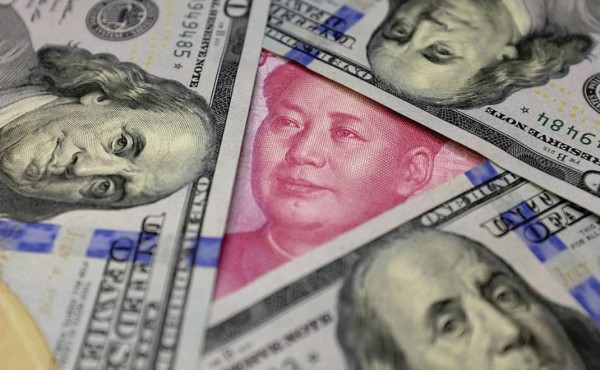 La caída sigilosa del yuan contra el dólar y otras monedas despierta reacciones