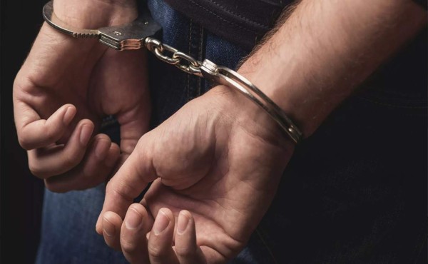 Detienen a cuatro personas en posesión de supuesta droga en Colón