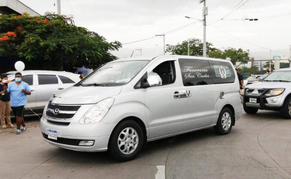 La carroza fúnebre donde era trasladado el cuerpo del comunicador.