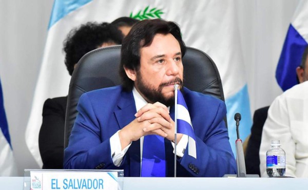 Vicepresidente salvadoreño ve traficantes detrás de 'caravanas de la muerte'  