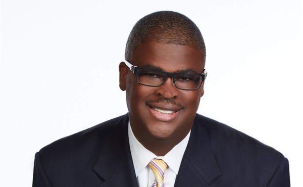 Fox suspende a presentador por presunto acoso sexual  