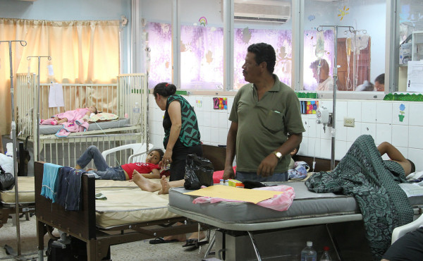 Dos niños de 10 y 7 años resultan heridos por balas perdidas