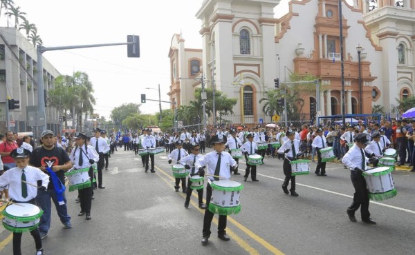 Escolares sampedranos se visten de gala para rendirle honor a su patria