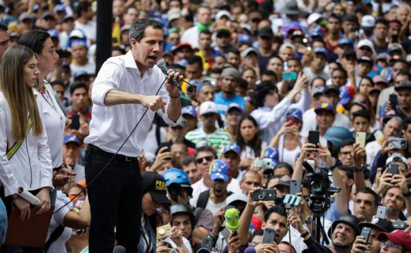 Guaidó llama a 'insistir' hasta que militares den la espalda a Maduro