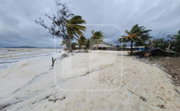 Fenómeno de espuma marina inunda una comunidad de Tela