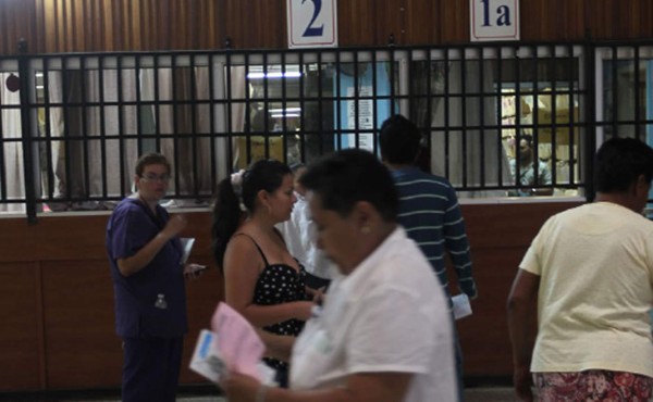 Aseguran que hay sobrecupos por falta de especialistas