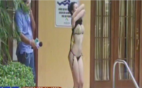 Elsa Oseguera causa furor al lanzarse en bikini a piscina