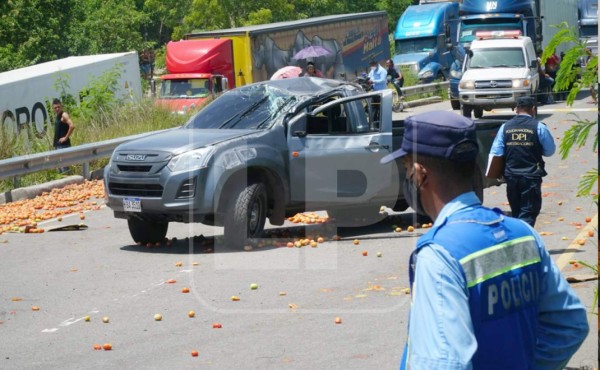 Conductor de vehículo cargado de tomates muere en accidente en Potrerillos