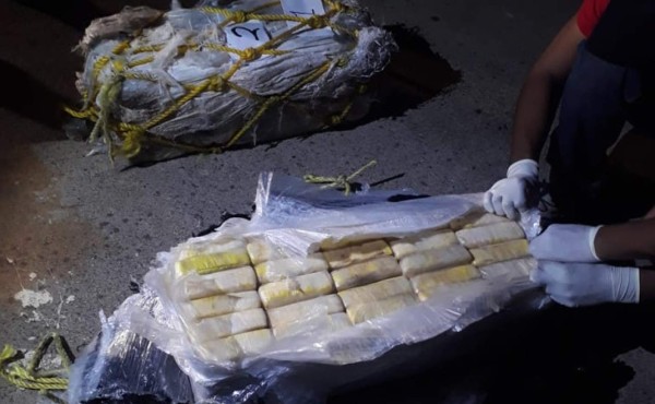 Hallan 60 kilos de cocaína flotando en alta mar de Puerto Castilla