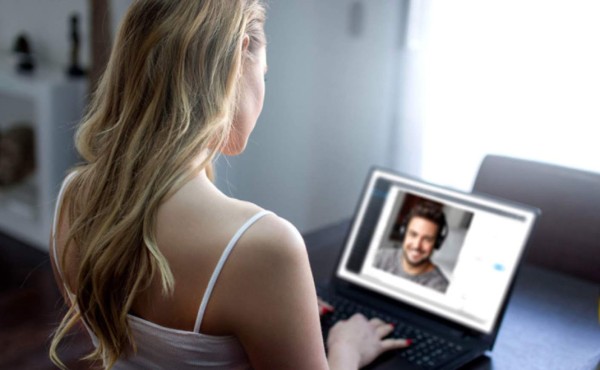 Trucos para tener tu primera cita por videollamada
